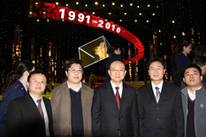 國家質檢總局副局長支樹平（右三）在中央電視臺演播大廳2010年&ldquo;3.15晚會&rdquo;直播現(xiàn)場與中國質量檢驗協(xié)會會員工作部主任楊曉東（右二）、防偽中心主任王成村（右一）、會員工作部副主任劉輝（左二）、會員工作部副主任王劍（左一）等協(xié)會工作人員代表合影留念