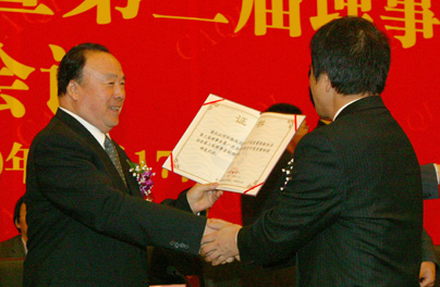 全國政協(xié)副主席白立忱為新當(dāng)選的中國質(zhì)量檢驗(yàn)協(xié)會(huì)秘書長柯振權(quán)頒發(fā)證書