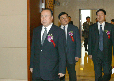 國家質(zhì)檢總局副局長劉平均、總工程師張綱陪同全國政協(xié)副主席白立忱步入會(huì)場