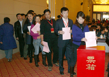 與會(huì)代表投票表決中國質(zhì)量檢驗(yàn)協(xié)會(huì)第三屆理事會(huì)理事長、副理事長、秘書長的建議名單