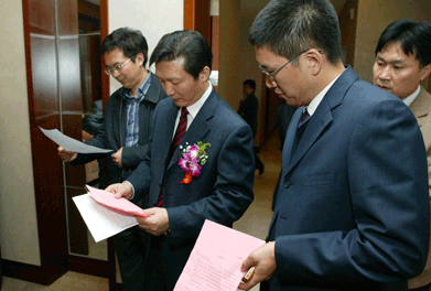 大會(huì)主席團(tuán)推舉產(chǎn)生的監(jiān)票人中國質(zhì)量檢驗(yàn)協(xié)會(huì)秘書長助理張明、總監(jiān)票人國家質(zhì)檢總局質(zhì)量司司長田世宏在仔細(xì)統(tǒng)計(jì)各項(xiàng)投票數(shù)據(jù)